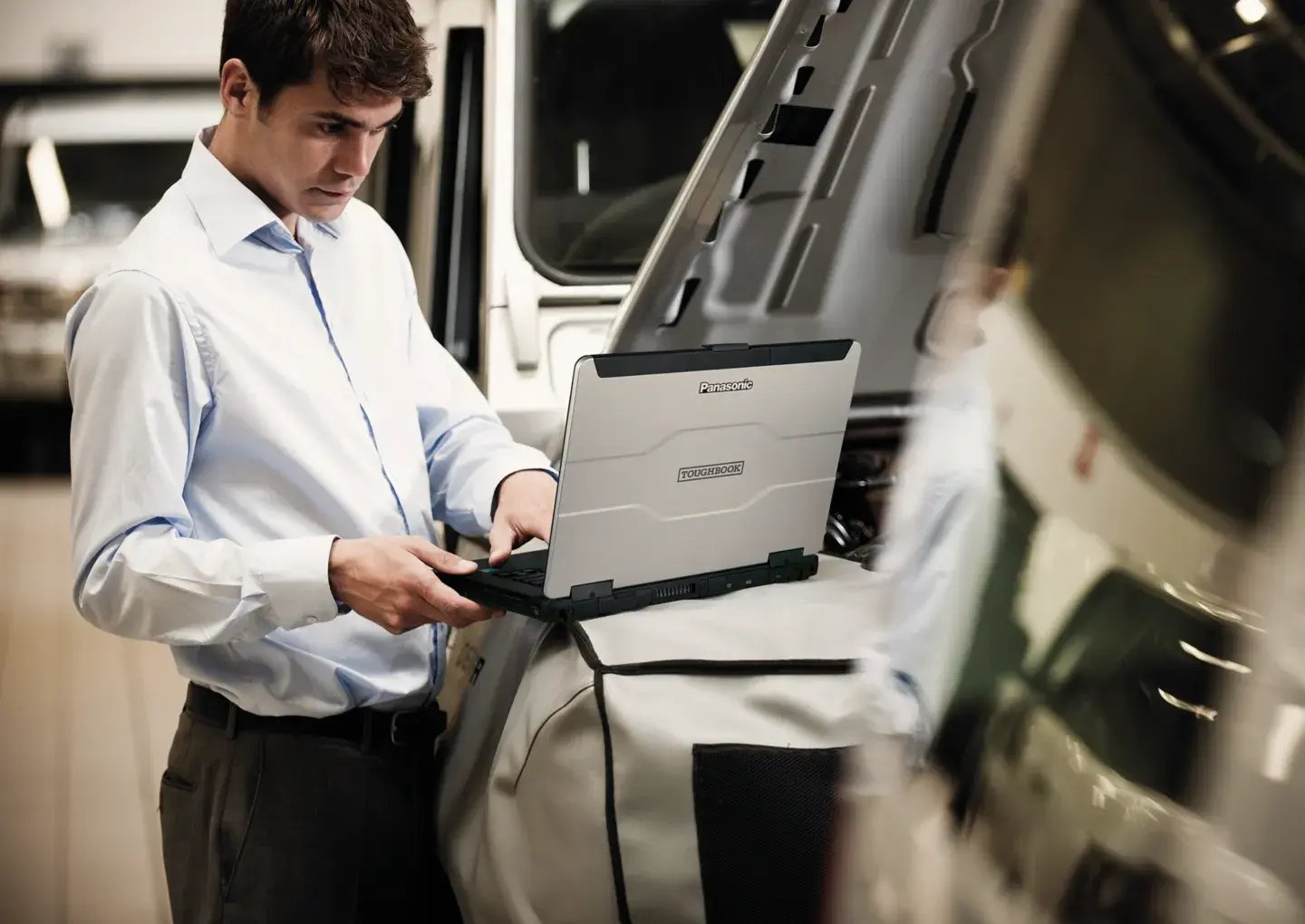 automotive-tech-on-laptop