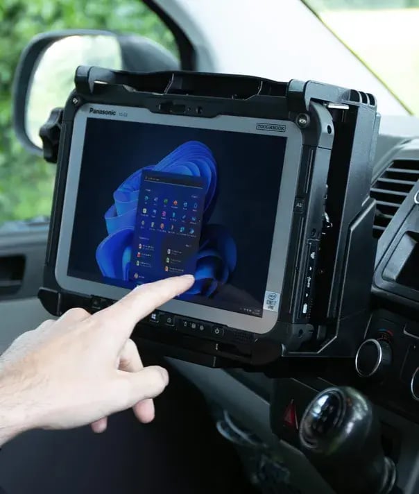 in-car-tablet-use-closeup