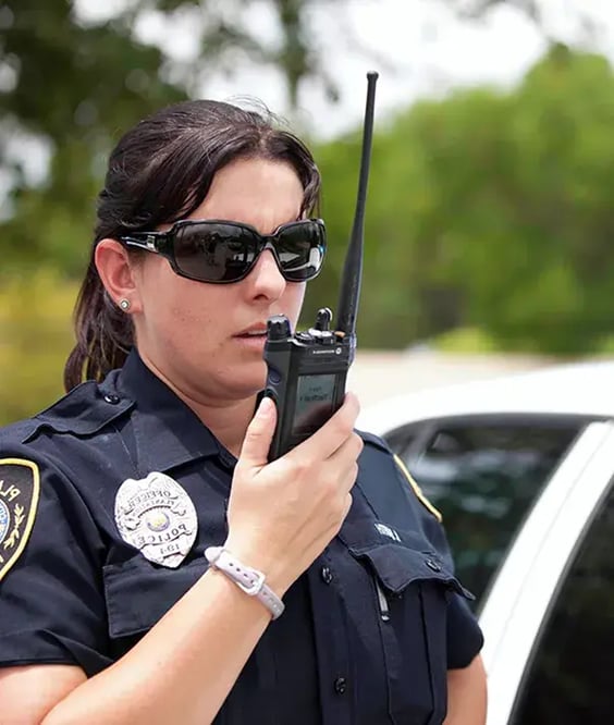 policewoman-with-radio